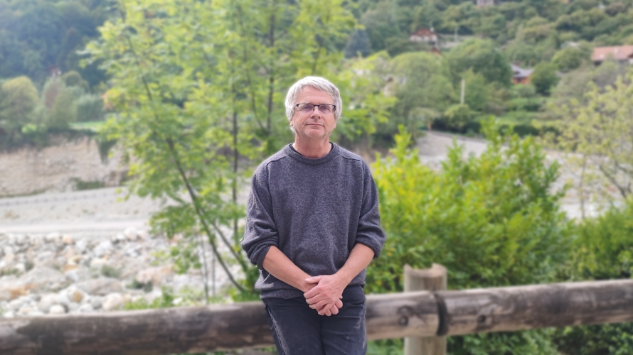 Patrick Clément devant l'emplacement de son ancienne maison emportée par la tempête Alex le 30 septembre 2020 - Photo : RCF Nice Côte d'Azur 