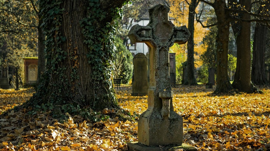 Comment entretenir les sépultures de nos proches sans traverser la France ?