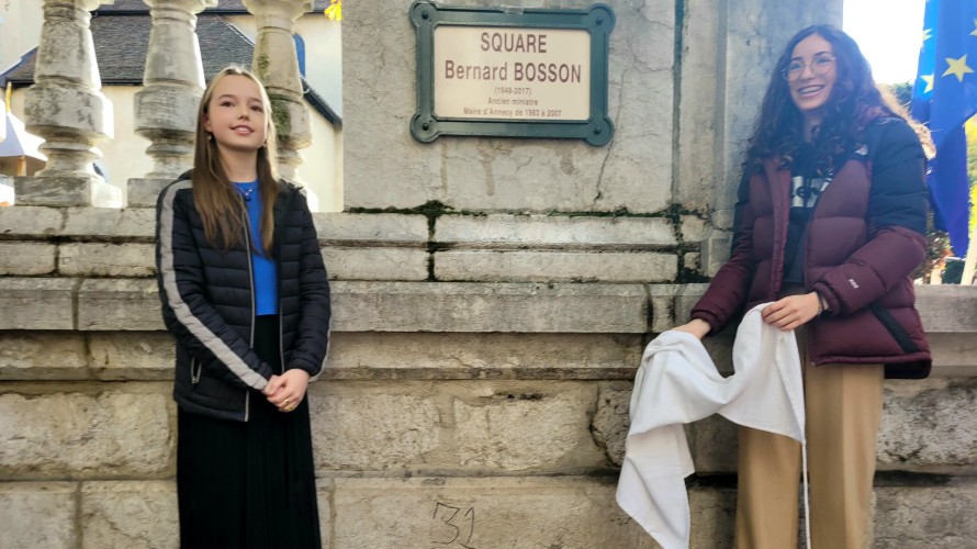 Le square de l'Evêché devient square Bernard Bosson, en hommage à l'ancien maire d'Annecy. Une plaque dévoilée par ses petites-filles. ©Victorien Duchet - RCF Haute-Savoie