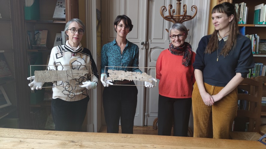 Aurélie Sterie (deuxième en partant de la gauche) vient de redonner les deux bulles papales restaurées. ©RCF Haute-Loire