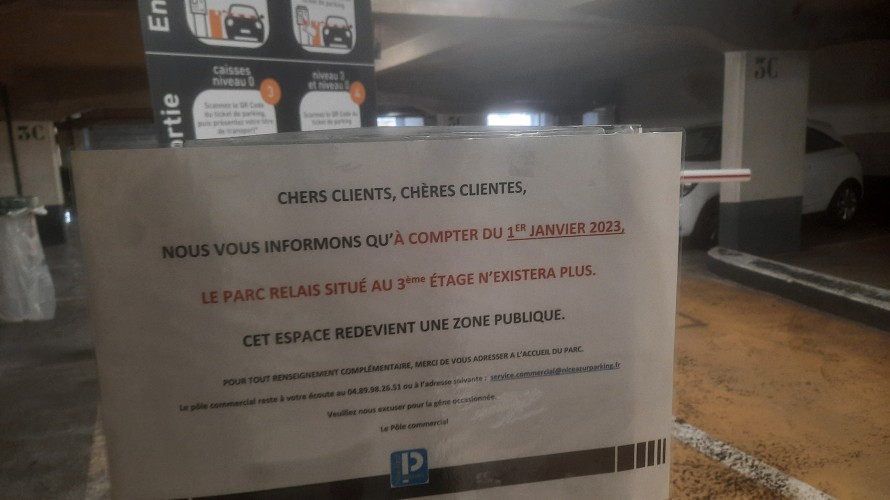 L'affichette qui indique la fin du parking relais au Palais des Expositions - Photo DR pour RCF