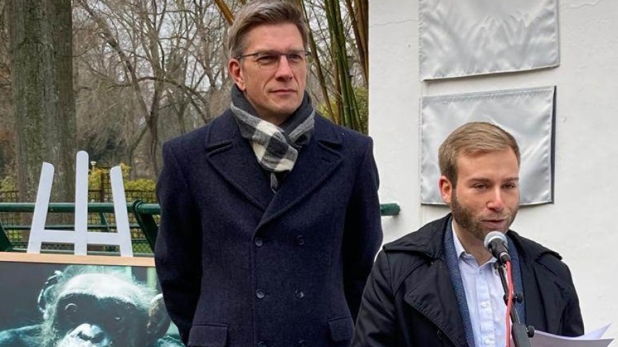 Mathieu Klein, maire de Nancy, et Dahman Richter, conseiller municipal, inaugurent une allée Jojo dans le Parc de la Pépinière.
