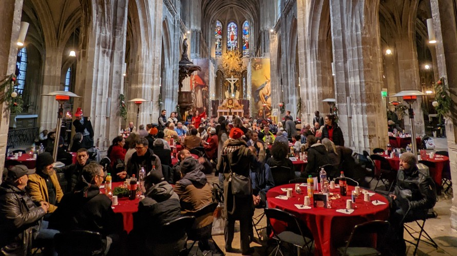 Le repas de Noël organisé par Sant'Egidio le 25 décembre 2022 dans la paroisse saint Merry à Paris / Amélie Gazeau