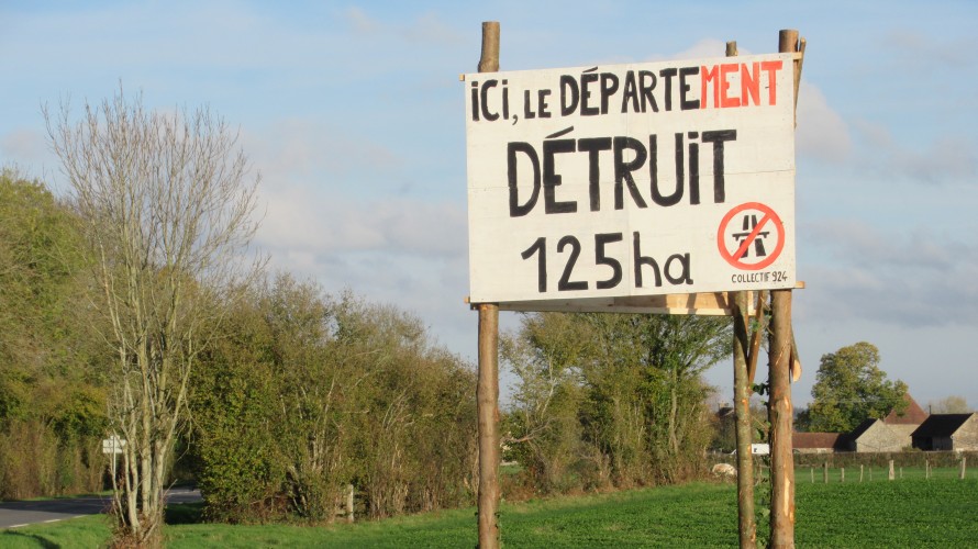 Le panneau du collectif 924 a été délabré le 9 décembre 2022 (®Collectif 924)
