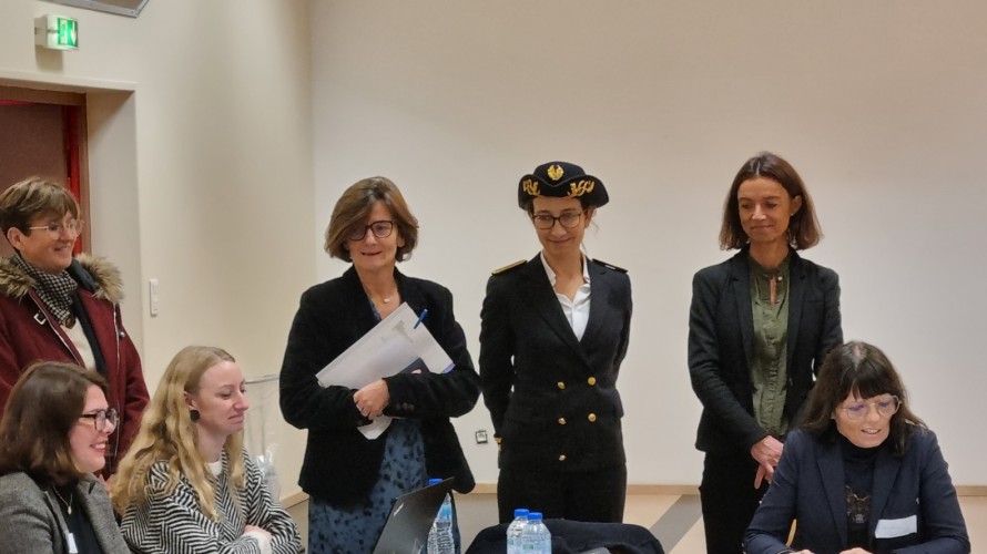 Agnès Firmin Le Bodo (deuxième à gauche debout).