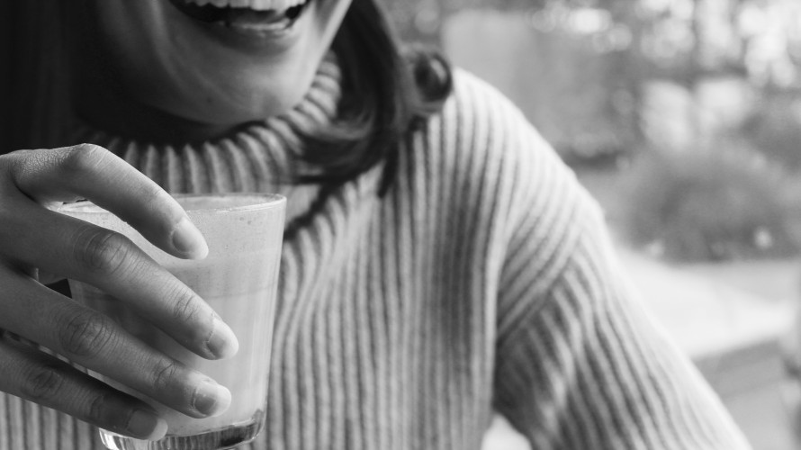 Photo de <a href="https://unsplash.com/@gabriellefaithhenderson?utm_source=unsplash&utm_medium=referral&utm_content=creditCopyText">Gabrielle Henderson</a> sur <a href="https://unsplash.com/fr/s/photos/coffee-people?utm_source=unsplash&utm_medium=referral&utm_content=creditCopyText">Unsplash</a>   