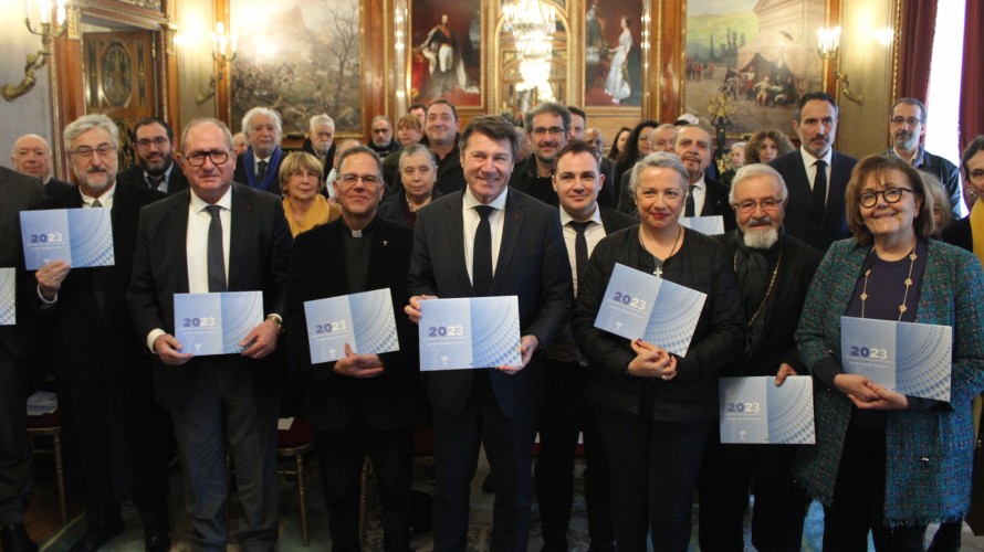 Les représentants d'Alpes-Maritimes Fraternité présentent le calendrier 2023 sur la paix - Photo RCF SCG