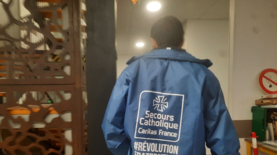 Les bénévoles arpentent les couloirs pour aller d'une mission à une autre à Nice - Photo RCF