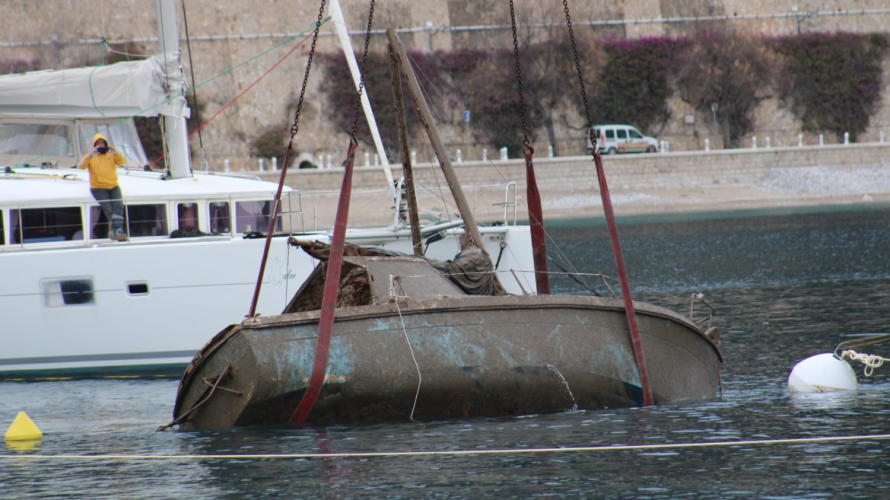 Un bateau sorti de l'eau à Villefranche-sur-Mer le 25 janvier 2023 - Photo RCF