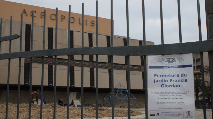 Le jardin désormais fermé pour enclencher les travaux de destruction d'Acropolis et de prolongement de la Promenade du Paillon - RCF 