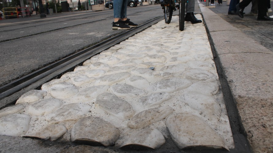 Il s'agit de rendre désagréable aux cyclistes l'emprunt des rails du tramway pour se déplacer histoire de les dissuader - RCF