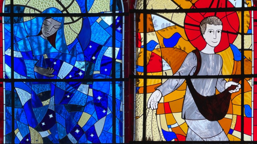 Les deux nouveaux vitraux de l'église de Quérénaing. ©Marie Payen