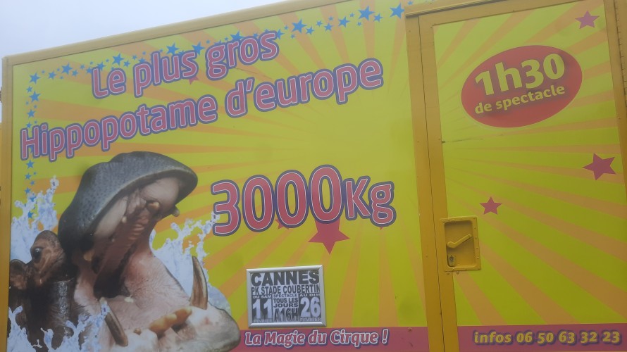 Le cirque Zavatta vante la présence des animaux sur ses camions - Photo RCF