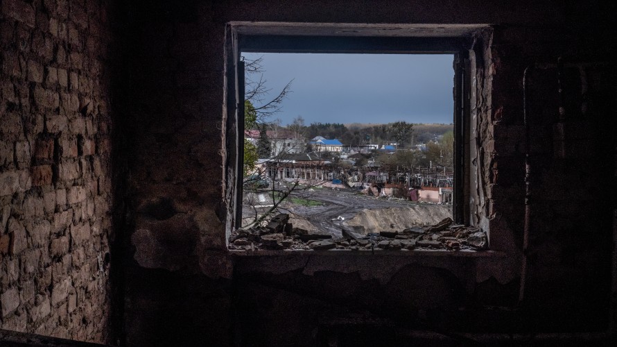 Vue de ce qui reste de la gare de Trostyanets-Smorodyne ou stationnait le gros du contingent de Moscou. Pendant 30 jours, cette petite ville de 20 000 habitants dans l'oblast de Soumy, au nord-est de l'Ukraine, a subit l'occupation russe /  Photographie de Virginie Nguyen Hoang / Hans Lucas. 