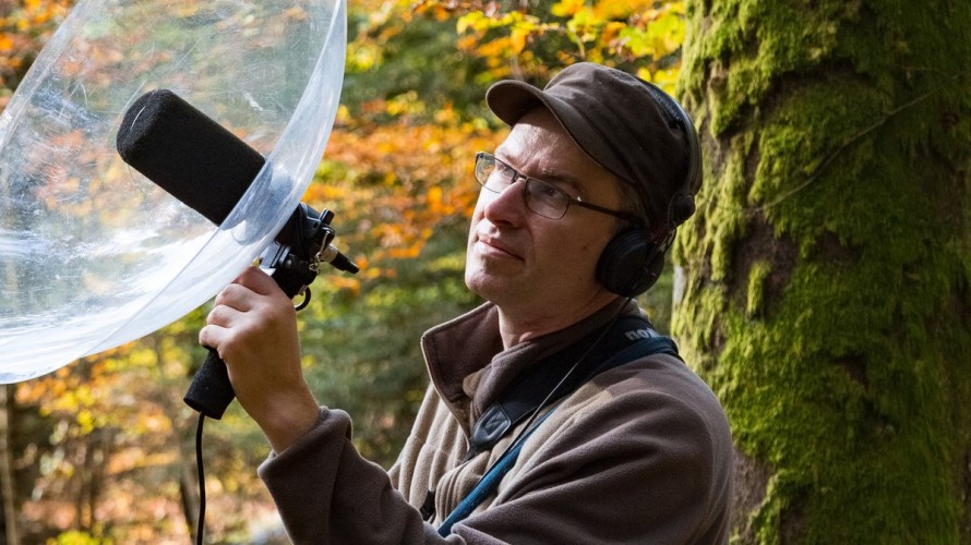 Marc Namblard et son micro, en train d'enregistrer la nature ©JF Hamard
