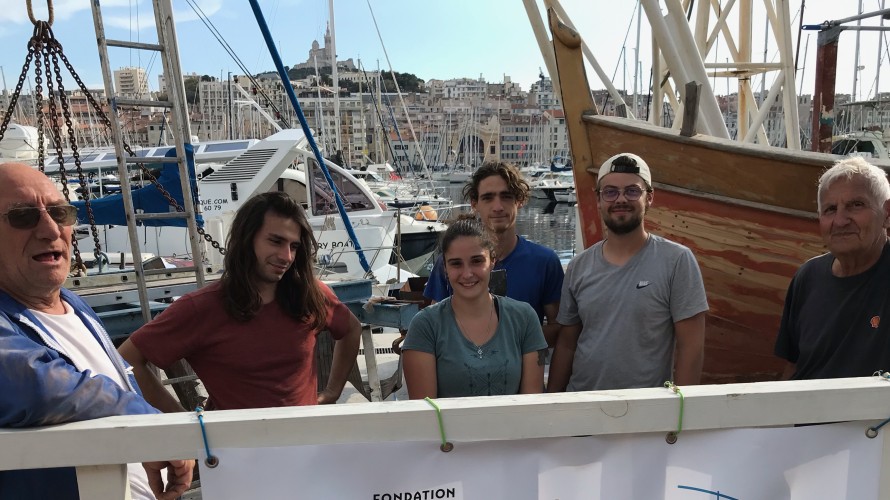 De jeunes apprentis en charpente marine se font la mains sur les barquettes de Boud'Mer. ©Association Boud'Mer