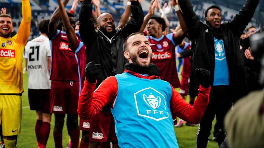 Alexy Bosetti, leader de vestiaire, au premier plan, devant le groupe du Fécé. ©FC Annecy
