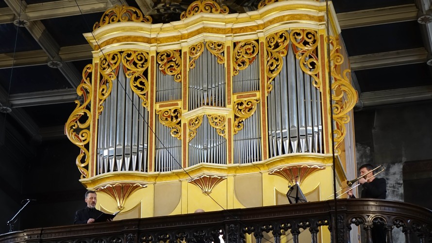 Les deux musiciens autour du grand orgue de St-Louis (© MT pour RCF42)