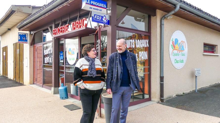 Nathalie Fumas et son conseiller CCI Thierry Tollon devant l'épicerie-tabac de Sulignat - © Johan Lévêque