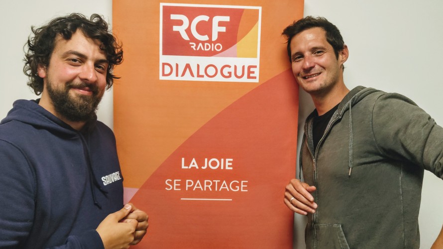 Adrien Piquera et Manu Laurin dans les studios de Dialogue RCF à Marseille ©Nina Pavan