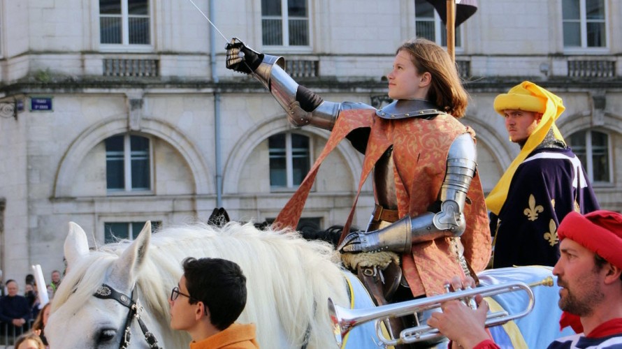 L’héroïne des journées johanniques, c’est Jeanne d’Arc. Chaque année une jeune fille est choisie pour incarner la Pucelle d’Orléans. ©association Orléans Jeanne d’Arc