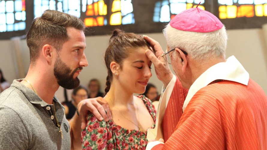 Confirmation d'adulte avec l'ancien évêque d'Annecy, le Père Yves Boivineau ©2022 SEDICOM