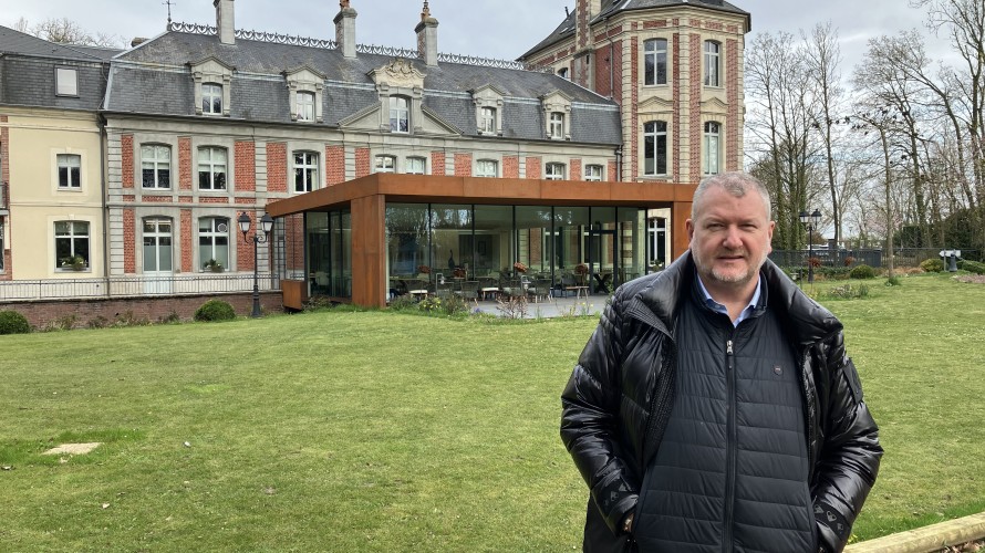 Christophe Dufossé devant le Château de  Beaulieu Crédit RCF Hauts de France Anne Henry