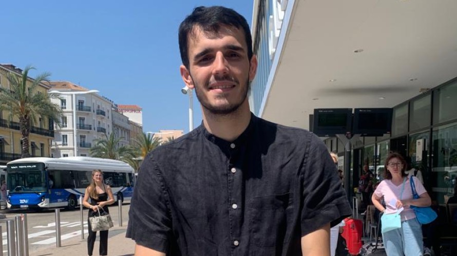 David Arnaudo, lauréat du concours Projet Moteur!, à son arrivée à la gare de Cannes mercredi 24 mai. © RCF O.B
