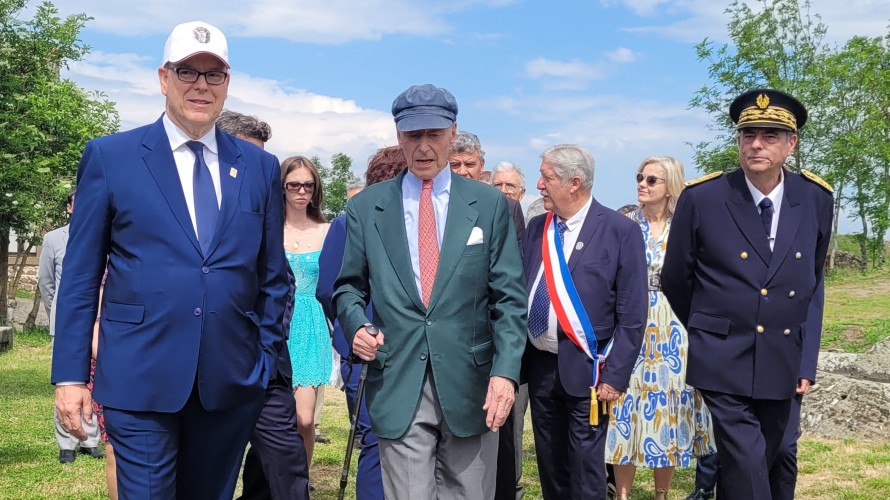 Le prince Albert II de Monaco, son cousin Armand de Polignac et Éric Étienne, préfet de Haute-Loire à la forteresse de Polignac © Martin Obadia
