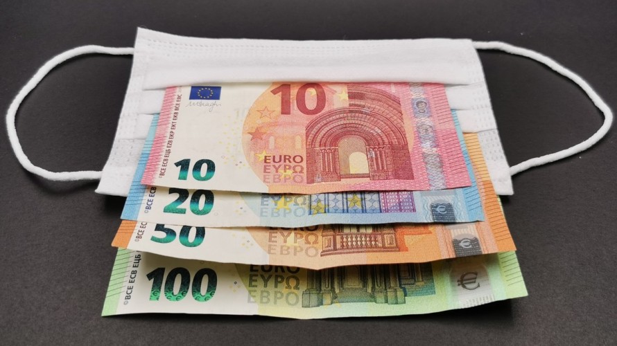 Masque chirurgical et billets français. ©Unsplash