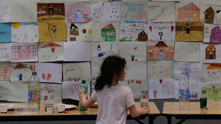 Comment parler de l'actualité à nos enfants ? © Céline Duong / Hans Lucas 