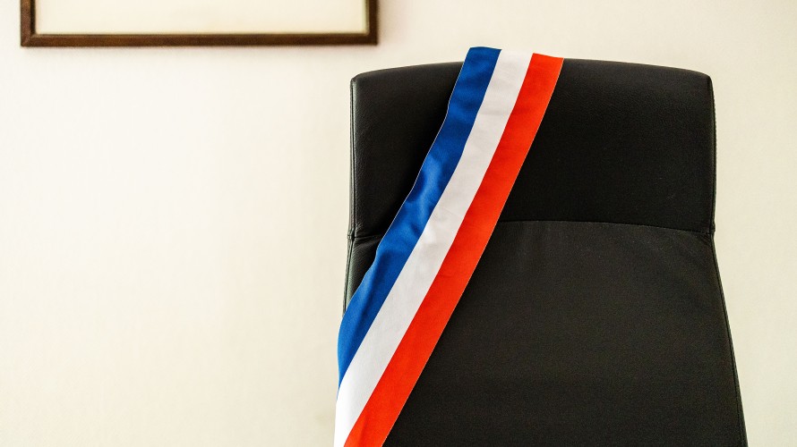 Écharpe tricolore de maire sur un fauteuil © Jc Milhet / Hans Lucas
