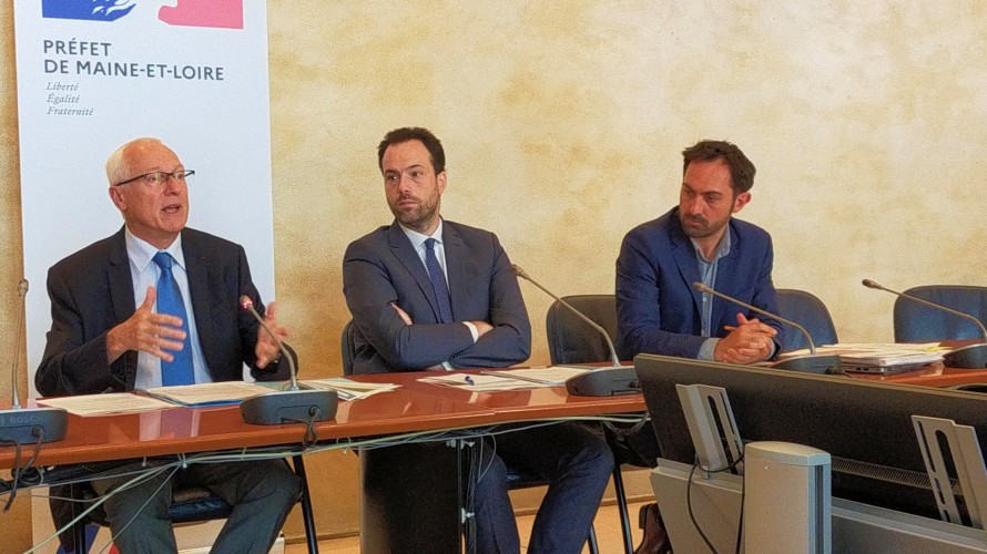 Le préfet, Pierre Ory, explique le nouvel arrêté-cadre, aux côtés de Pierre-Julien Eymard et de Julien Dugué de la direction départementale des territoires ©RCF Anjou
