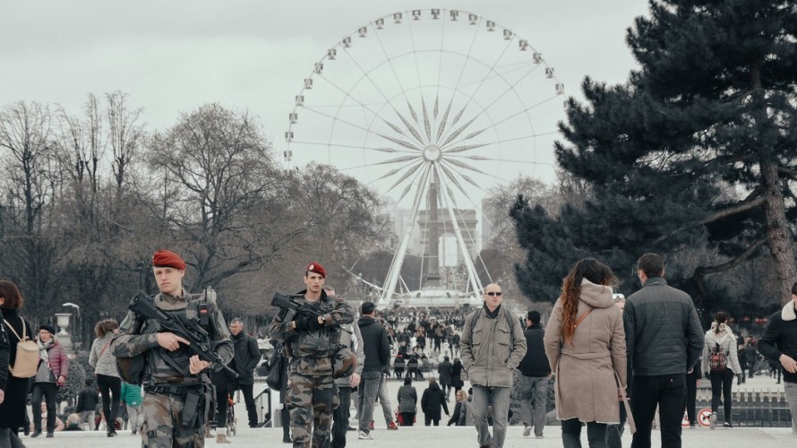 Soldats de l'armée française surveillant la place de la Concorde à Paris, en France. ©Unsplash