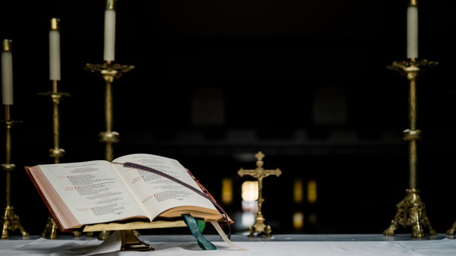 Livre religieux. ©Unsplash