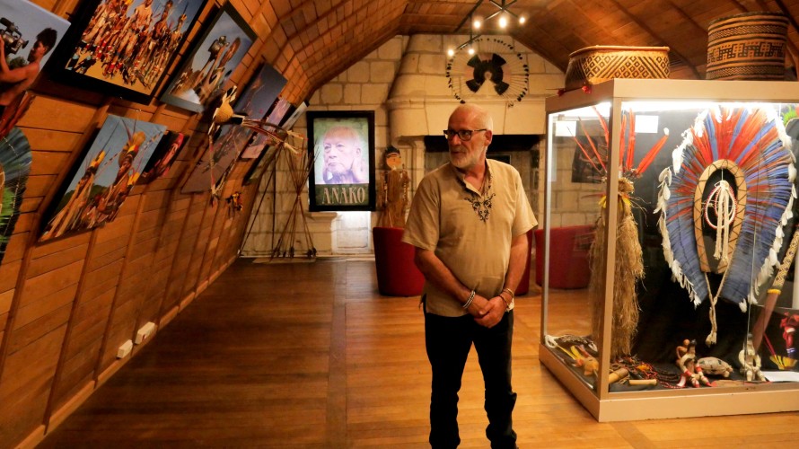 Patrick Bernard, créateur de la Fondation Anako, dans une des pièces du château de la Reine de Sicile qui abrite les collections du musée @RCF Anjou