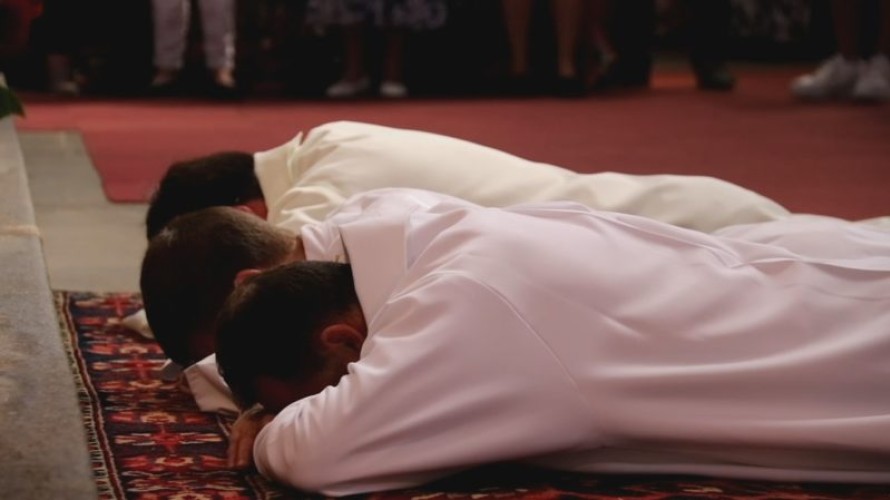 Les trois ordonnés pendant la prostration ©Diocèse de Vannes