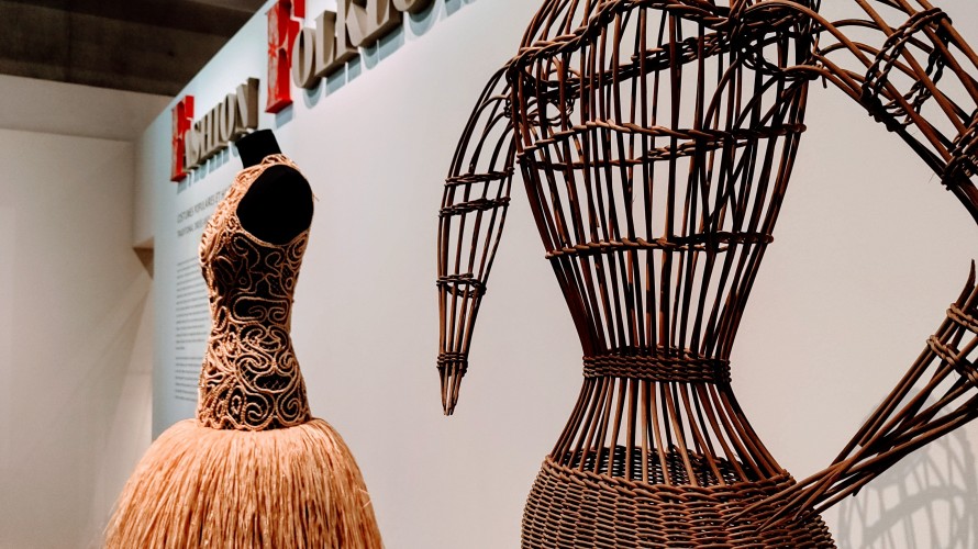 Avec l'aide de plusieurs grandes maisons de couture le Mucem explore les liens entre haute-couture et vêtements traditionnels ©Nina Pavan