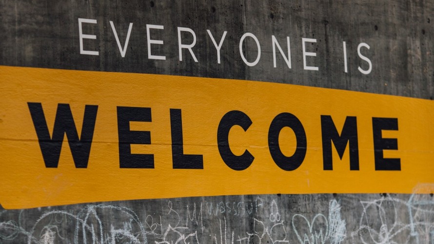 Ecriteau mural "Tout le monde est le bienvenu" ©Unsplash