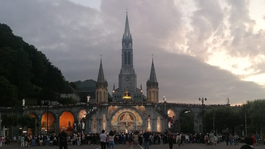 Lourdes - La basilique de l'Immaculée-Conception (niveau supérieur) et la basilique Notre-Dame-du-Rosaire (niveau inférieur). Photos: Marie pour RCF