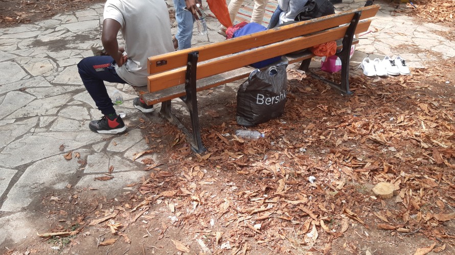 Dans le square face à la caserne Auvare à Nice, l'attente dans la rue - RCF 