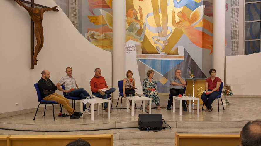Table ronde enregistrée en public dans le chœur de l'église Saint-Paul de Meythet ©2023 RCF Haute-Savoie