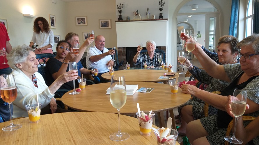 Les vacanciers en plein apéritif