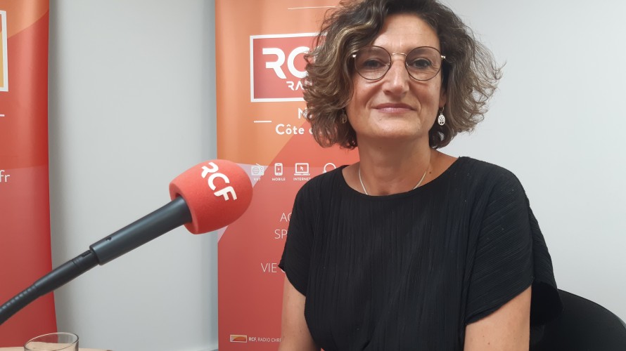 Karine Dziwulski dans le studio de RCF à Nice - SCG