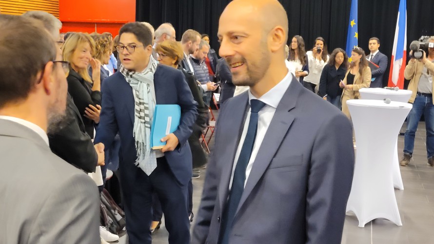 Stanislas Guérini, accueilli par un parterre d'élus, les directeurs d'hôpitaux, et les syndicats, dans la salle de spectacles de Saint-Julien-en-Genevois. ©Victorien Duchet/RCF Haute-Savoie