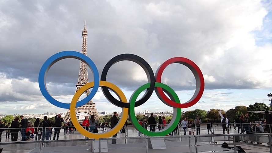 Olympic_rings_in_the_Place_du_Trocadéro_in_Paris