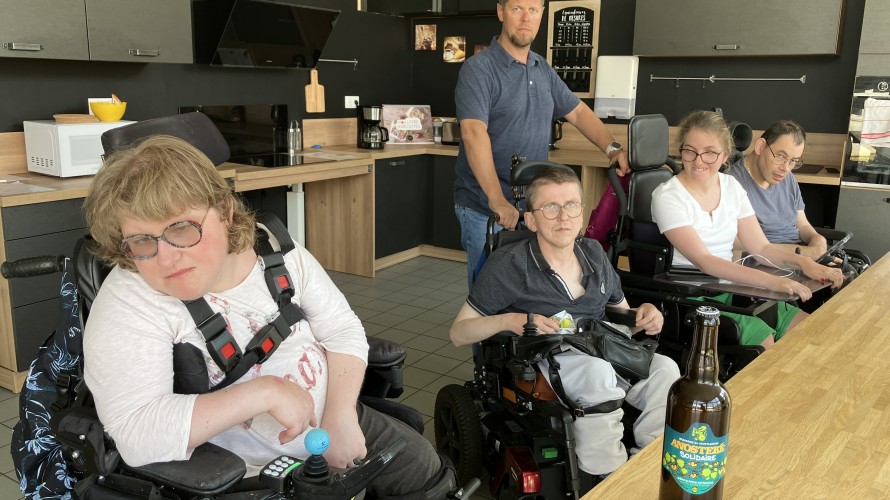 Benoit Barbet aux côtés des résidents du foyer APF de Noeux-les Mines, concepteurs de l'Anosteké Solidaire Crédit RCF Hauts de France Anne Henry