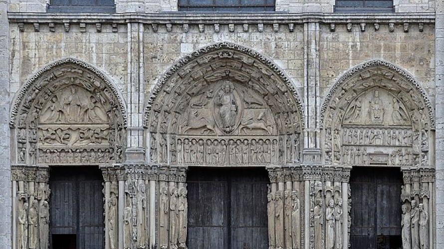 Le tympan de la cathédrale Notre-Dame de Chartres est aussi un moyen de transmission aux personnes les plus simples. © Patrick dC sur Wikicomment