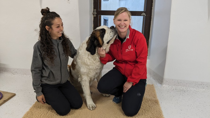Chiara, soigneuse et Madeleine, chargée de communication, entourent la chienne Replay ©2023 RCF Haute-Savoie