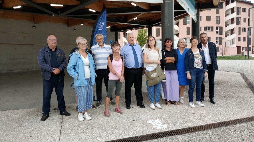 Elus et habitants devant le premier graffiti "Le lac commence ici"